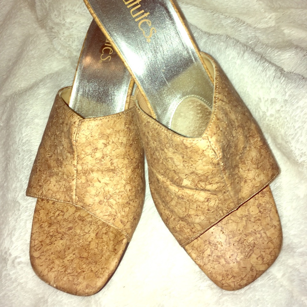 2 1/2" heel. Cork colored slides